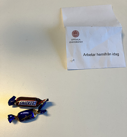 Fredagsgodis från L på skrivbordet måndag morgon Fredagsgodis från L på skrivbordet måndag morgon