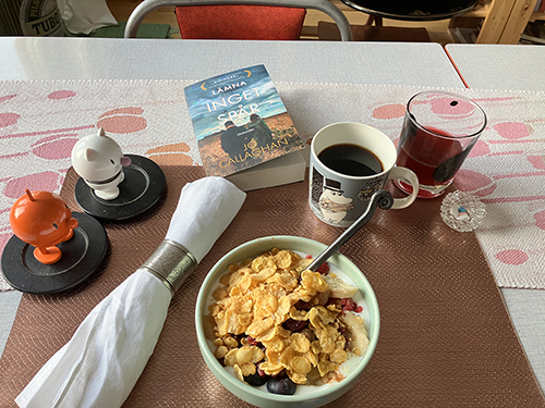 Frukost med mycket flingor i filen Hopptisarna o Lämna inget spår