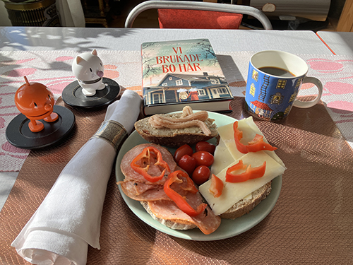 Frukost tre mackor kaffe Hopptisarna boken Vi brukade bo här