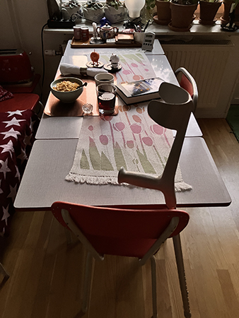 Frukostbord måndagsmorgon med krycka