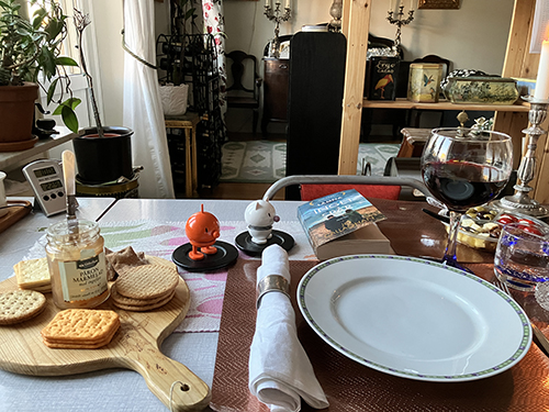 Halva söndagsmiddagsbordet kex marmelad Hopptisarna vin o Lämna inget spår