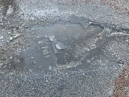 Halvfrusen vattenpöl Halvfrusen vattenpöl