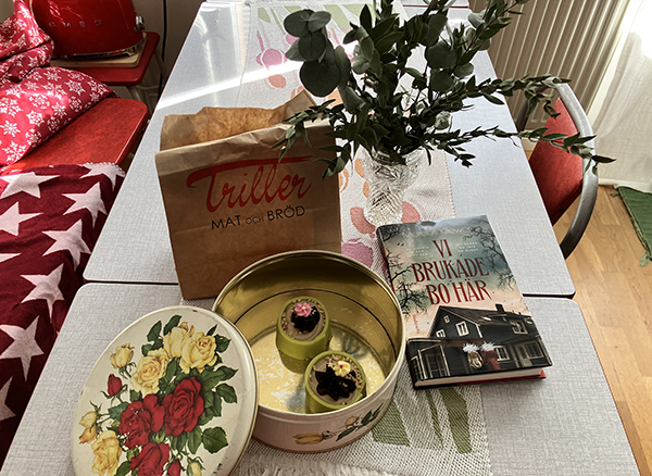 Helgens Noisetter i blomburken Trillerpåse boken Vi brukade bo här o eucalyptus i vas