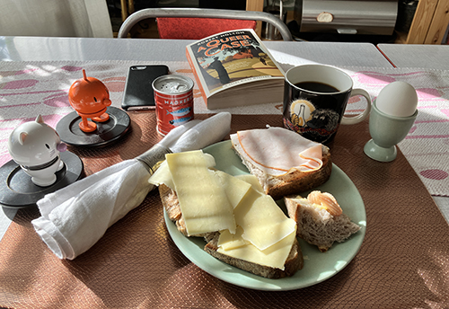 Hemmalunch mackor ägg o kaffe med Hopptisarna o A queer case