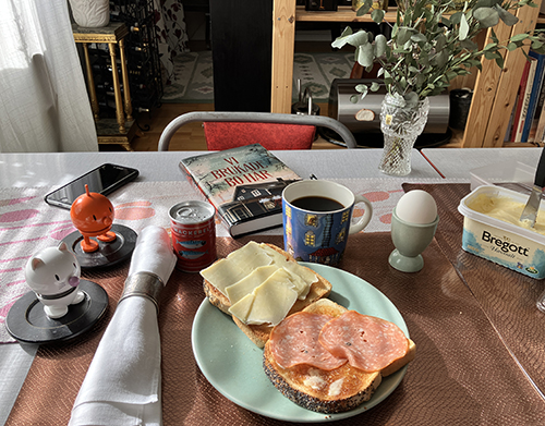 Hemmalunch med rostat bröd och kokt ägg kaffe Hopptisarna och Vi brukade bo här Hemmalunch med rostat bröd och kokt ägg kaffe Hopptisarna och Vi brukade bo här