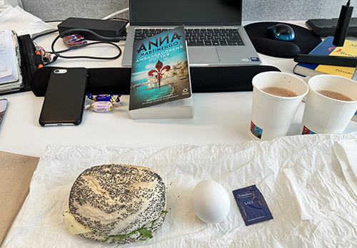 Jobblunch vid skrivbordet med Ambassadörens dotter