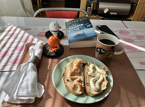 Kaviarmacka o räkostmacka hemmalunch med Hopptisarna och Den mörka porten