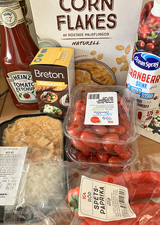 Ketchup kex cornflakes tranbärsdryck lunchlåda tomater o spetspaprika