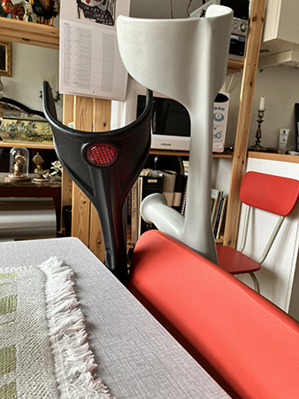 Kryckor vid köksbordet