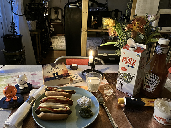 Kycklingkorv med bröd o tillbehör Tiga är guld Hopptisarna o levande ljus