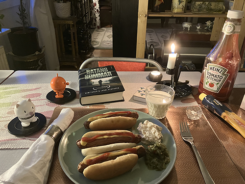 Kycklingkorvkvällsmat med Hopptisarna Satans sommar och levande ljus Kycklingkorvkvällsmat med Hopptisarna Satans sommar och levande ljus