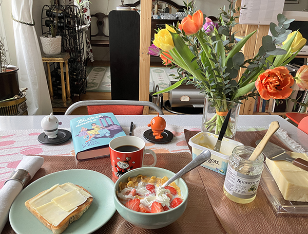 Lördagsfrukost med flingor jordgubbar o mjölk rostat bröd Hopptisarna tulpaner o Bittert amore