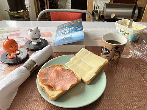 Lördagsfrukost rostat bröd med kalkonsalami o ost Hopptisarna o Den mörka porten Lördagsfrukost rostat bröd med kalkonsalami o ost Hopptisarna o Den mörka porten