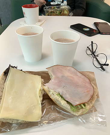 Macka o två muggar choklad till lunch Macka o två muggar choklad till lunch