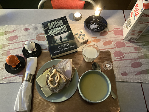 Mackor Hopptisarna Thaisoppa levande ljus o Satans sommar