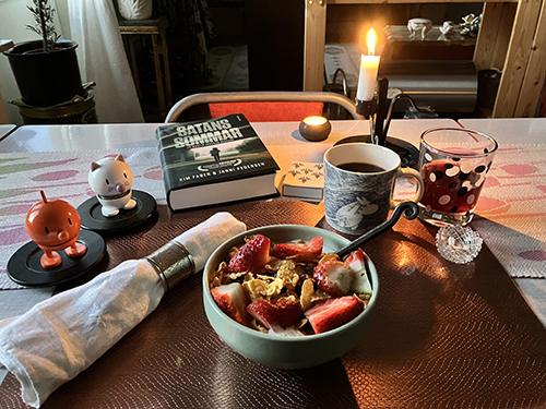 Måndagsfrukost med fil o jordgubbar levande ljus Hopptisarna o Satans sommar Måndagsfrukost med fil o jordgubbar levande ljus Hopptisarna o Satans sommar