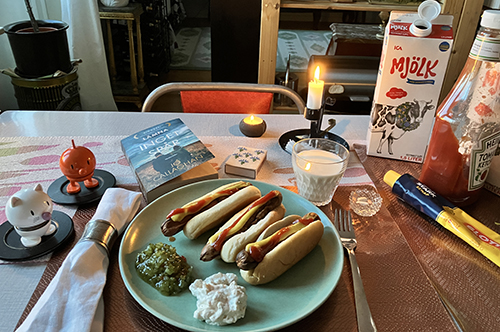 Måndagsmiddag kycklingkorv med bröd Hopptisarna Lämna inget spår o levande ljus