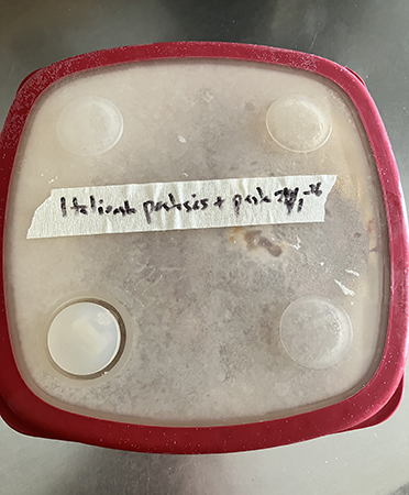 Matlåda med italiensk pastasås och spaghetti på tining Matlåda med italiensk pastasås och spaghetti på tining