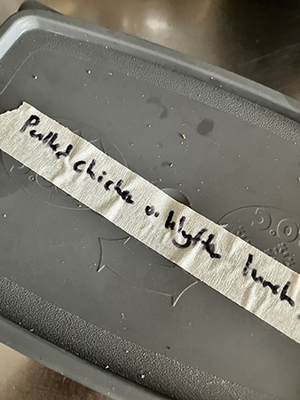 Matlåda med lunchportion av pulled chicken o klyftor Matlåda med lunchportion av pulled chicken o klyftor