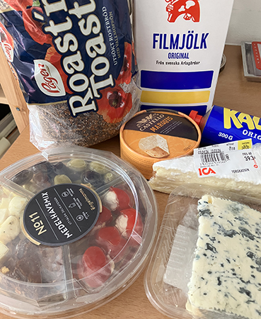 Medelhavsplock ostar rostbröd fil kaviar