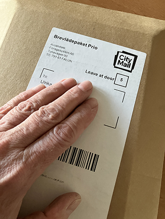 Min hand på brunt paket