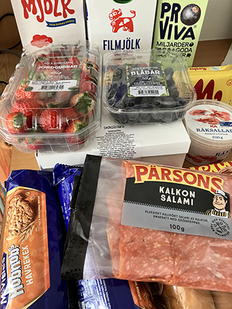 Mjölk fil Pro Viva bär smörgåstårta räksallad choklad kalkonsalami kex korvbröd smörgåstårta i kartong