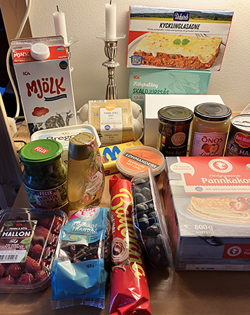 Mjölk frysrätter ägg honung bär bostongurka sås konserverad frukt choklad Bregott o smörgåstårta i låda