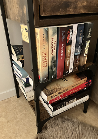 Nattduksbord med TBR-hyllor