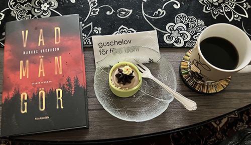 Noisettefika med boken Vad män gör