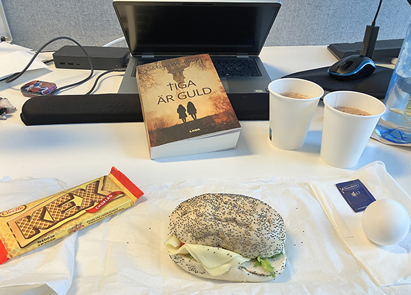 Onsdagslunch vid jobbskrivbordet med macka kexchoklad ätt o Tiga är guld
