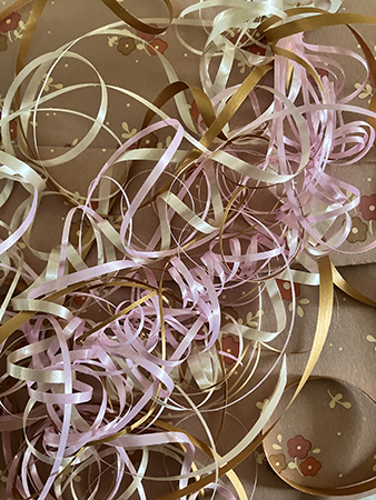 Present med mycket snöre Present med mycket snöre