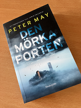 Recensionsexemplar i storpocket av Peter Mays bok Den mörka porten