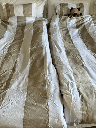 Renbäddat med skrynkliga randiga lakan o stora kuddar