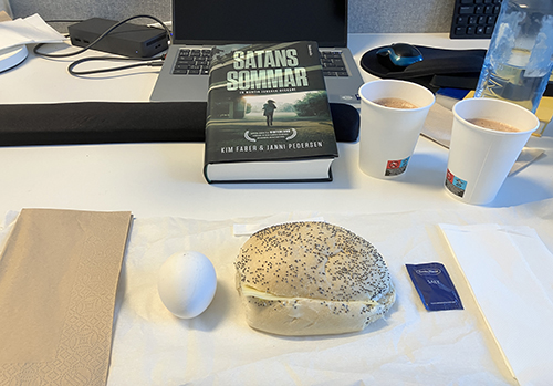 Skrivbordslunch ägg macka varm choklad o boken Satans sommar