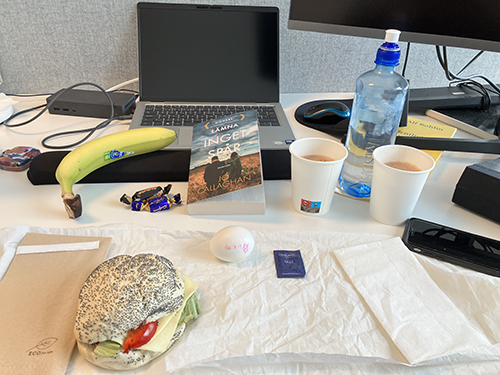 Skrivbordslunch med macka ägg banan godis och Lämna inget spår