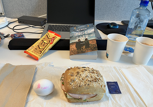 Skrivbordslunch med macka ägg kexchoklad och Lämna inget spår