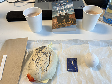 Skrivbordslunch med macka ägg o Lämna iget spår