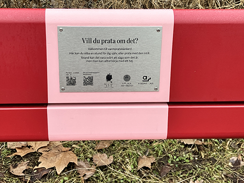 Skylt vill du prata om det på röd soffa