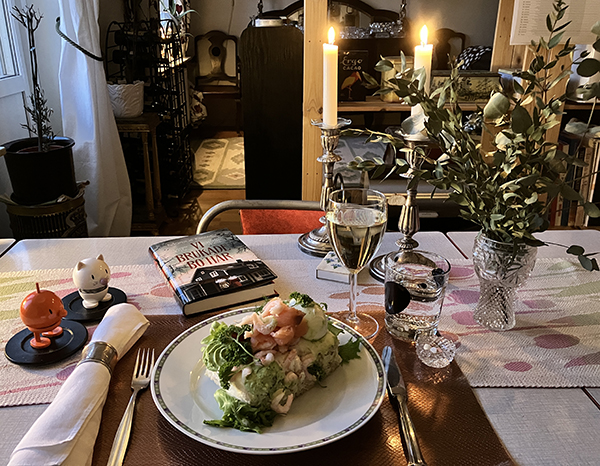 Smörgåstårtbit vitt vin Hopptisarna Vi brukade bo här och levande ljus Smörgåstårtbit vitt vin Hopptisarna Vi brukade bo här och levande ljus