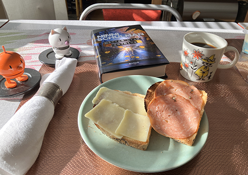 Solig söndagsfrukost med rostat bröd Hopptisarna o Nätter utan gryning