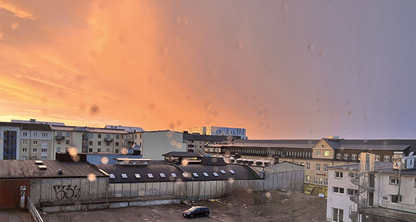 Soluppgång UKK med regn på fönstret breddare 30 mars 2026