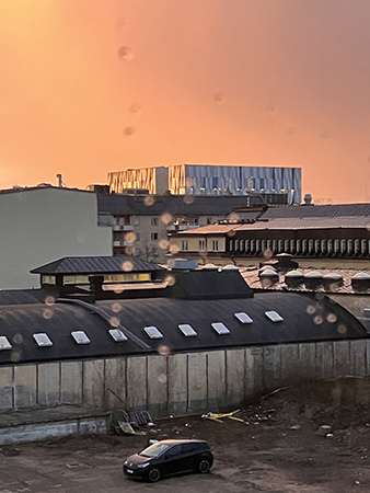 Soluppgång UKK regn på fönstret ensam bil på parkeringen