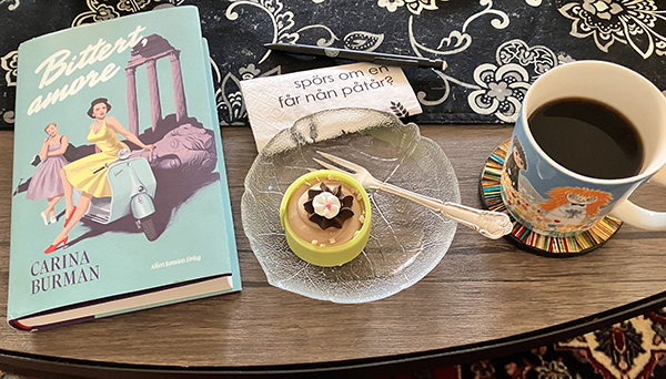 Söndagsfika vid vardagsrumsbordet med Bittert amore och Noisette