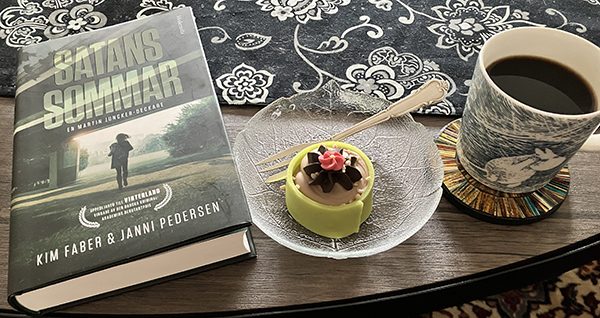 Söndagsfika vid vardagsrumsbordet med Satans sommar och Noisette Söndagsfika vid vardagsrumsbordet med Satans sommar och Noisette