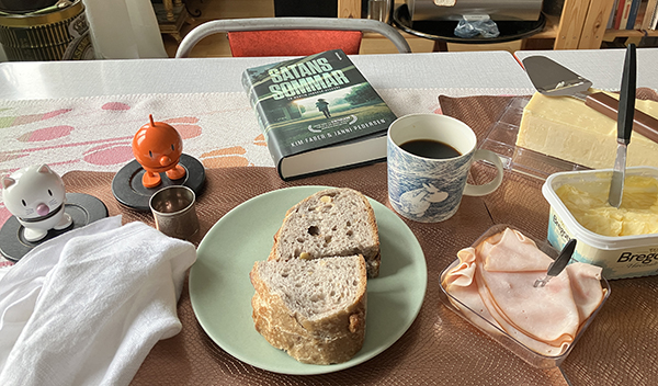 Söndagsfrukost med nötbröd Hopptisarna Satans sommar Söndagsfrukost med nötbröd Hopptisarna Satans sommar