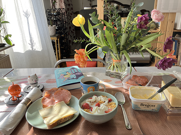 Söndagsfrukost med tulpaner Hopptisarna Bitter amore flingor jordgubbar rostat bröd Söndagsfrukost med tulpaner Hopptisarna Bitter amore flingor jordgubbar rostat bröd