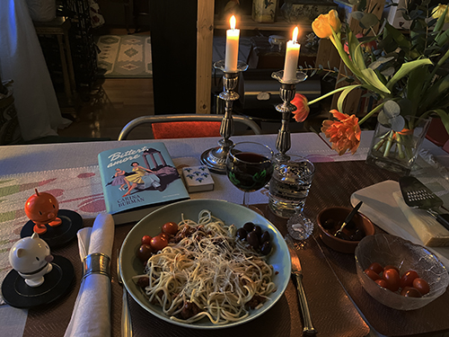 Söndagsmiddag italiensk pastasås med spaghetti rödvin parmesan Hopptisarna levande ljus o Bittert amore