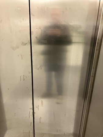 Suddig spegelbild utanpå hissen på jobbet Suddig spegelbild utanpå hissen på jobbet