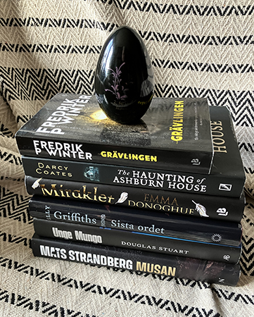 Svart måndagshög 2026 med svart träägg ovanpå