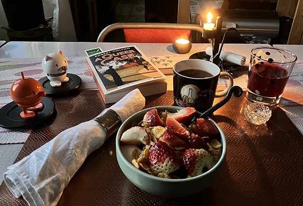 Torsdagsfrukost fil med jordgubbar Hopptisarna levande ljus o boken A queer case